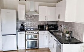 Comfy 2 Bed Flat With Free Parking, Close To Tube